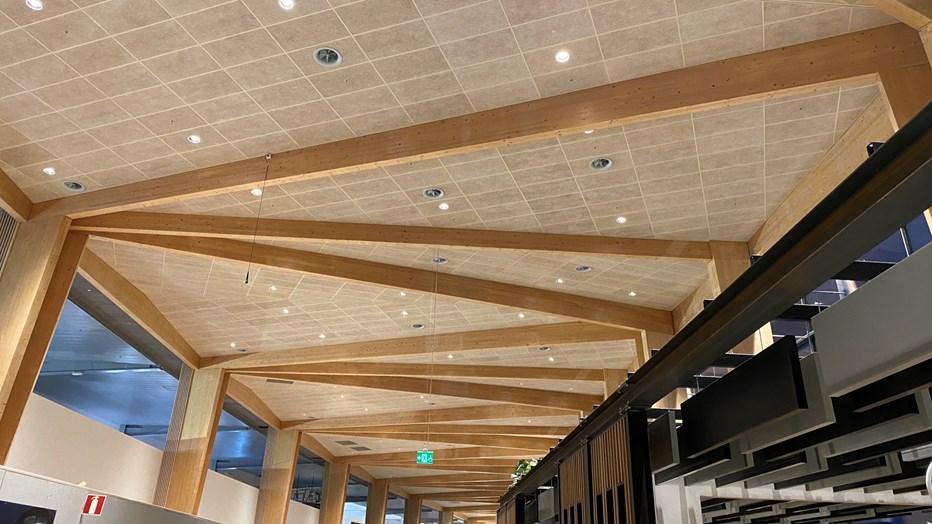 Den ljusa limträstommen har balkar på upp till 18 meter. Stora limträbalkar i taket på terminal 5.