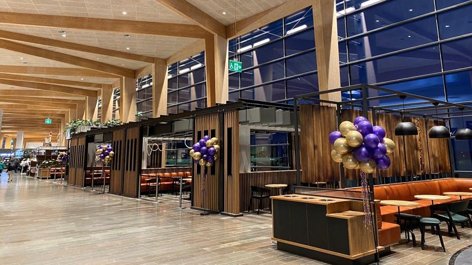 Verandan innehåller tre kök och plats för 16 hyresgäster. Tre restauranger på terminal 5.