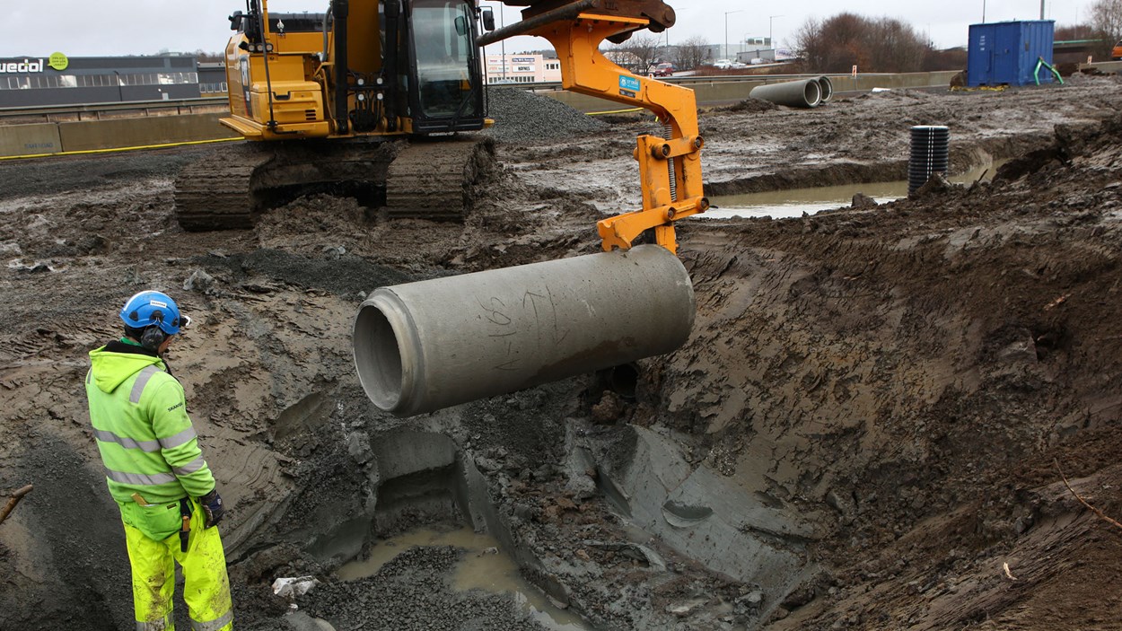 Rörlyften har en tångliknande konstruktion som sitter på en tiltrotator.