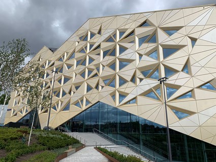 Trappor binder ihop de olika marknivåerna runt Juvelen.