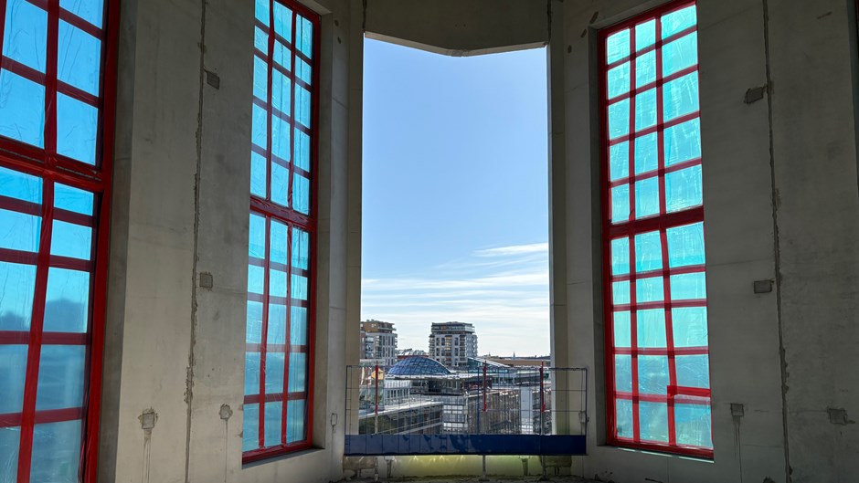 Kontorshuset Olivin har våningsplan där det är åtta meter till tak och höga fönster.