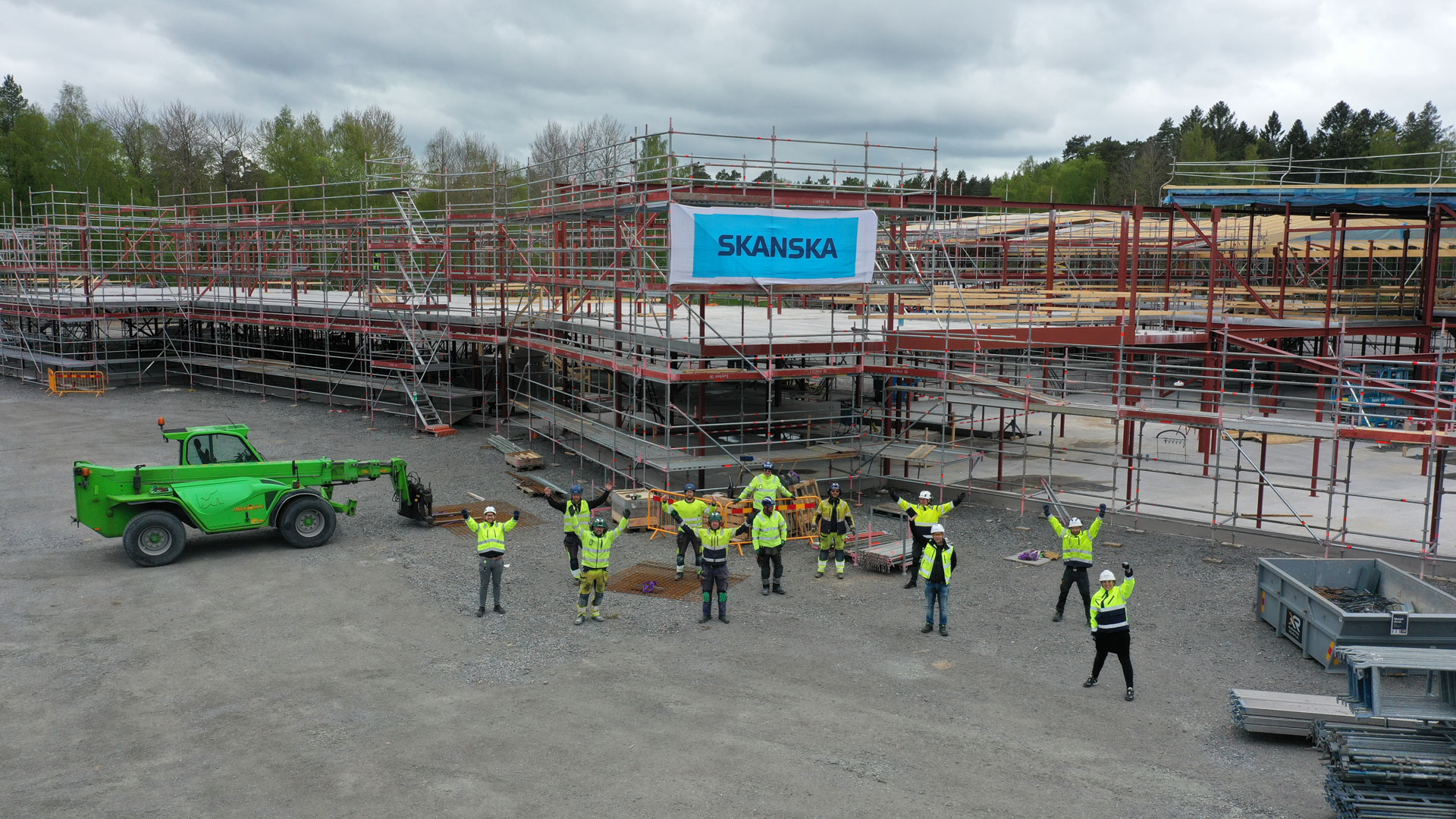 Redan från byggstart var målet varit att skapa en socialt hållbar, hälsosam och säker arbetsplats. Nu har teamet bakom nya Stenportskolan i Lidköping utsetts till arbetsmiljöhjältar under årets Skanska Safety Week.