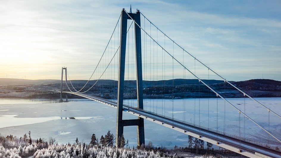 Högakustenbron är utformad för att ha så liten påverkan som möjligt på denna unika miljö och den är på samma gång dramatisk och elegant där den glider fram genom landskapet.