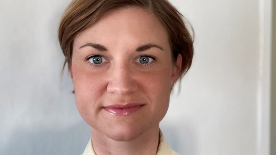 Emelie Petersson liggande