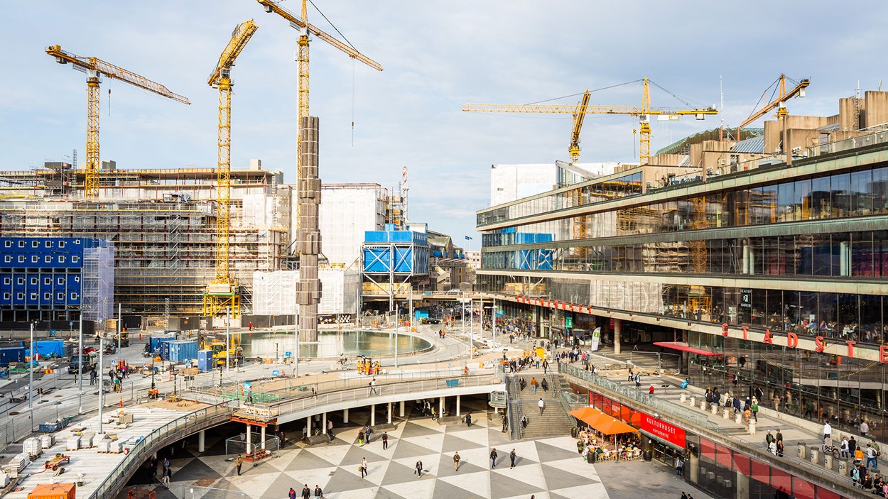 Under projektet vid Sergels Torg har gångbroar och avspärrningar flyttats dagligen för att butiker och kontor ska vara tillgängliga.