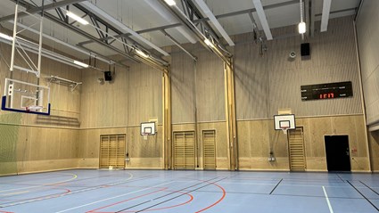 Idrottshallen är 40 gånger 20 meter, med sju meters fri takhöjd.