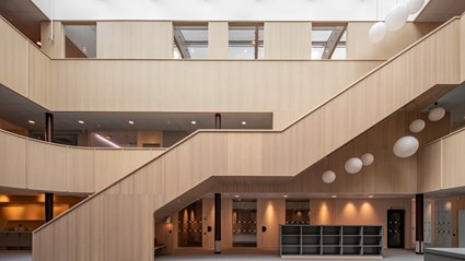 Kontorets inre byggs upp kring en ljusgård. Foto: Anders Bobert
