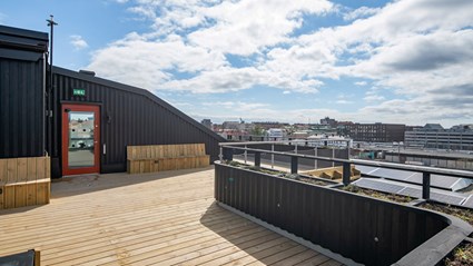 Takterassen bjuder på en utsikt över staden. Foto: Anders Bobert