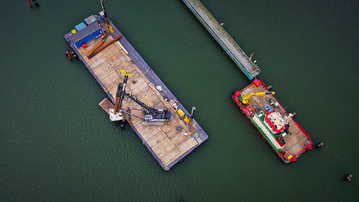 Grundläggningsarbete vid Södra Marieholmsbron i Göteborg med synliga byggstrukturer över vattnet.
