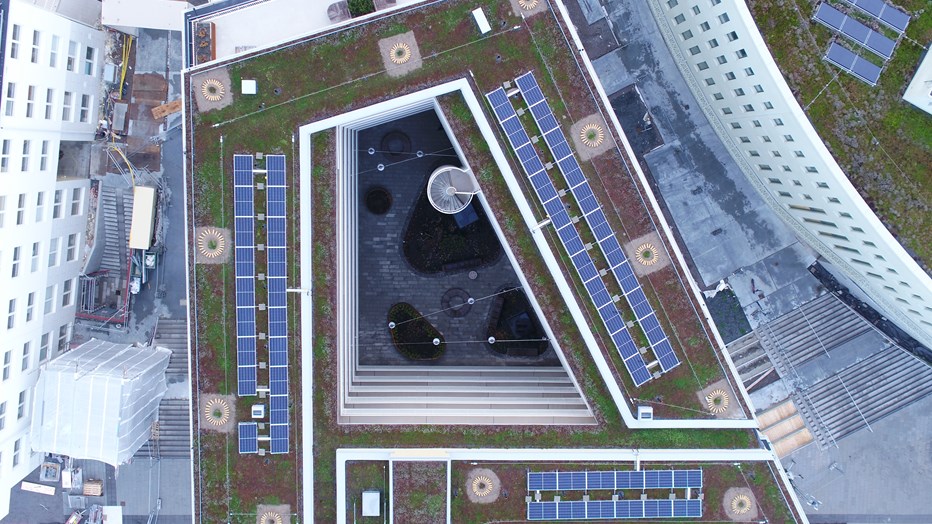 På taket finns solceller utplacerade. På taket finns solceller utplacerade.