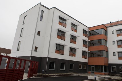 För de boende finns också en privat vårdcentral, sjukgymnastik, dagverksamhet, inglasade uterum och restaurang att tillgå i huset. Fotograf: Jesper Landby/Kristall kommunikation.