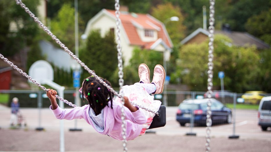 Invigning av den lekplats som boende runt byggtomten i Tolered har röstat fram i väntan på byggstart. Invigning av den lekplats som boende runt byggtomten i Tolered har röstat fram i väntan på byggstart.