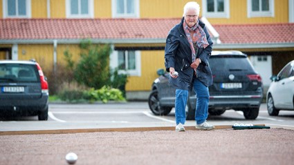 Invigning av den lekplats som boende runt byggtomten i Tolered har röstat fram i väntan på byggstart.