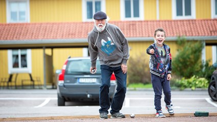 Invigning av den lekplats som boende runt byggtomten i Tolered har röstat fram i väntan på byggstart.