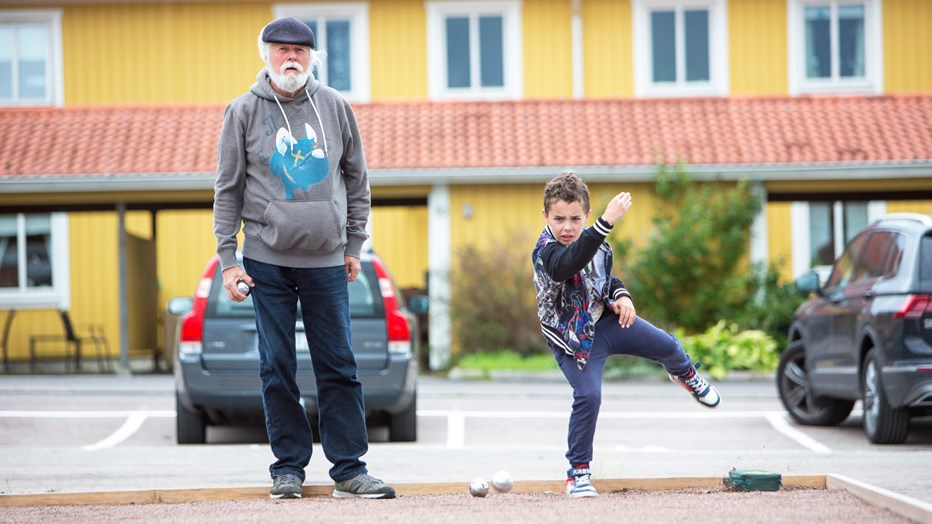 Invigning av den lekplats som boende runt byggtomten i Tolered har röstat fram i väntan på byggstart. Invigning av den lekplats som boende runt byggtomten i Tolered har röstat fram i väntan på byggstart.