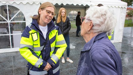 Invigning av den lekplats som boende runt byggtomten i Tolered har röstat fram i väntan på byggstart.