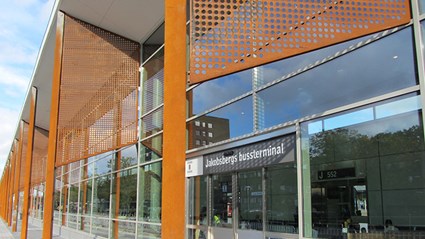 Terminalens ena fasad är glasad.
