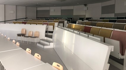 Föreläsningssalen är modern och inbjudande.