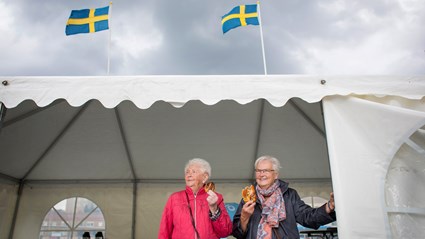 Invigning av den lekplats som boende runt byggtomten i Tolered har röstat fram i väntan på byggstart.