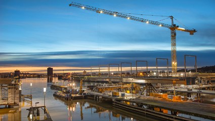 Den nya bron byggdes strax söder om den befintliga bron.