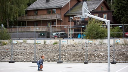 Invigning av den lekplats som boende runt byggtomten i Tolered har röstat fram i väntan på byggstart.