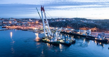 Rampen monterades på plats med hjälp av en norsk inhyrd kran.