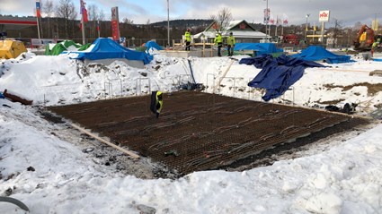 Grundläggningen var en utmaning med hela 60 till 70 meter ner till berg.