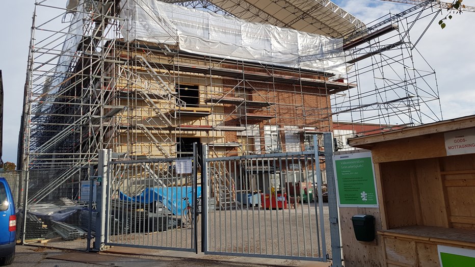 För att inte behöva evakuera eleverna som går på skolan arbetar vi medan skolverksamheten pågår. För att inte behöva evakuera eleverna som går på skolan arbetar vi medan skolverksamheten pågår.