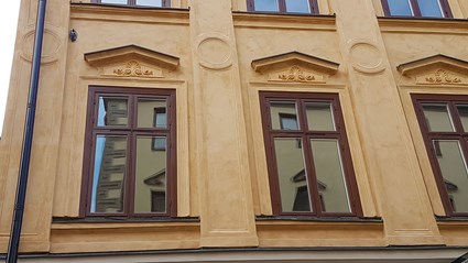 Fasaderna har renoverats med kalkbruk och utsmyckningarna är gjorda med linolja.