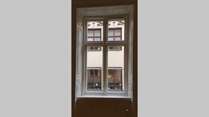 Fönsterspeglarna från 1600-talet målas med linolja.