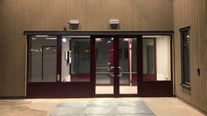 Eleverna möts nu av en helt ny entré.