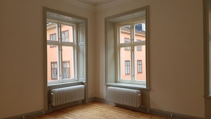 Vi använder oss av historiska metoder så långt det går och målar till exempel med linoljefärg och använder limfärg i taket.