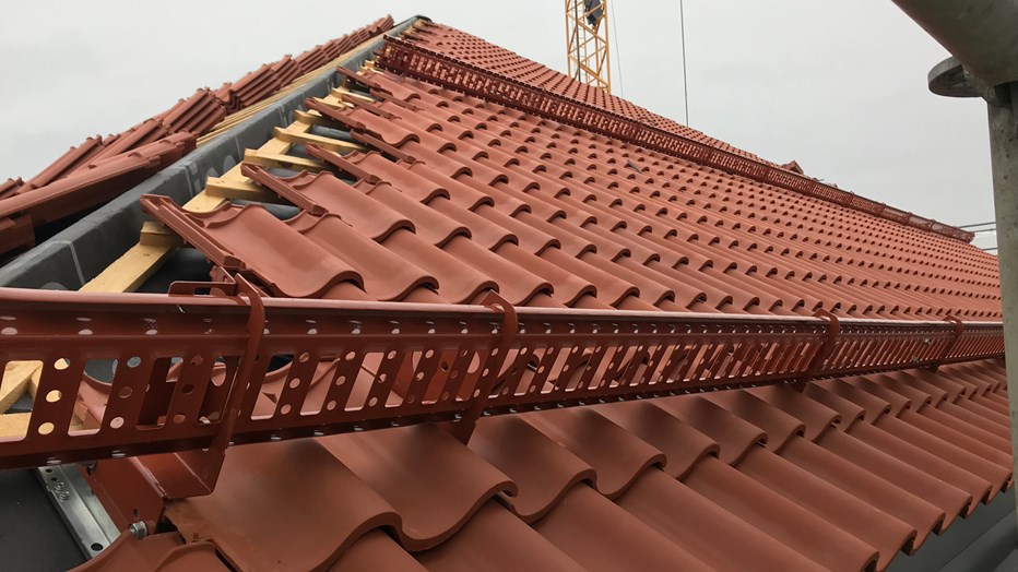 Skolans tak har lagts om. Skolans tak har lagts om.