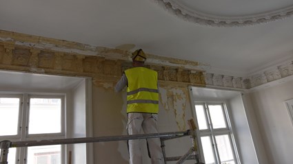 Att göra rent gamla stuckaturer är tidskrävande och kräver stort tålamod.