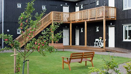 De välplanerade bostadsrätterna ligger centralt men ändå lummigt. 
