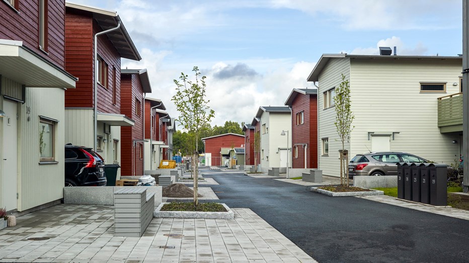 Låga bänkar istället för häckar mot gatan skapar sikt och en trafiksäker miljö. Låga bänkar istället för häckar mot gatan skapar sikt och en trafiksäker miljö.