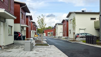 Låga bänkar istället för häckar mot gatan skapar sikt och en trafiksäker miljö.