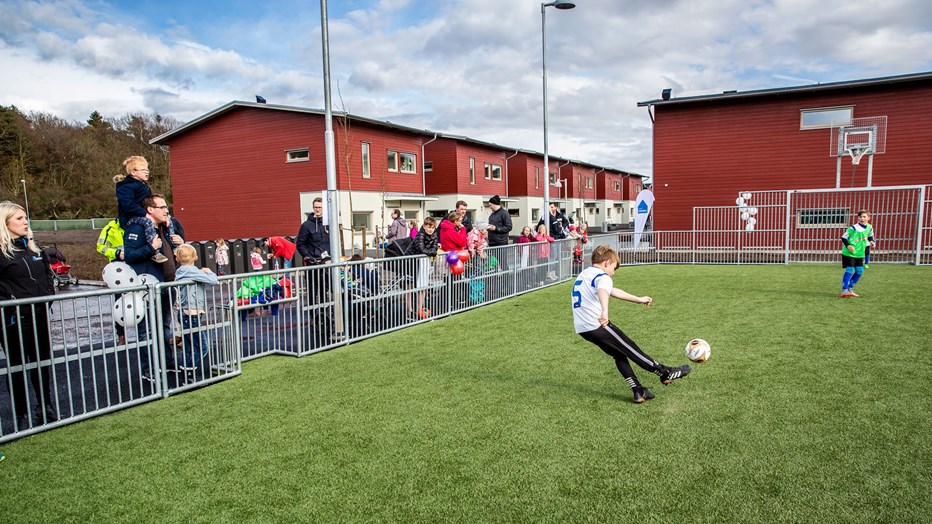 Barn och ungas hälsa står i fokus i Tölö Trädgårdar. På allaktivitetsplanen finns mål för flera sporter som manar till rörelse. Barn och ungas hälsa står i fokus i Tölö Trädgårdar. På allaktivitetsplanen finns mål för flera sporter som manar till rörelse.