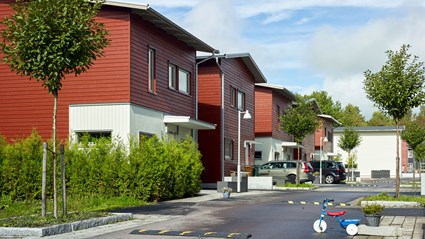 Gatorna i Tölö Trädgårdar är särskilt utformade för att sakta ner bilarnas hastighet och skapa sikt så att inga barn blir påkörda.