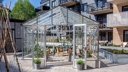 Inredningen av gården på Solgränd är tänkt att göra det naturligt för de boende att mötas i vardagen.