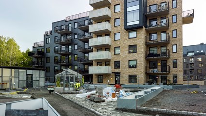Mycket fokus lades på gården i Solgränd. Där har Skanska anlagt stora grönytor, boulebana och ett växthus.