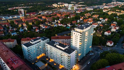 Brf Jarlaplatsen är ett tydligt landmärke i Johanneberg med sina ljusa fasader och rundade balkonger.
