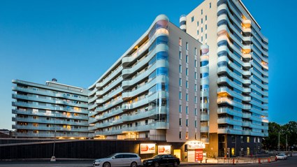 De rundade balkongerna är ett sätt att ta funkisens formspråk in i framtiden, i ett kulturmärkt område. 