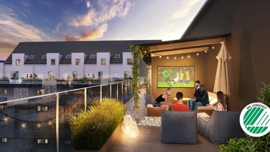 En plats för möten: gemensamt vardagsrum på taket med utomhus-tv. En plats för möten: gemensamt vardagsrum på taket med utomhus-tv.