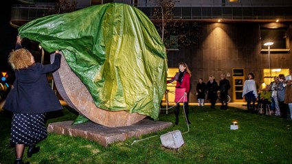 Avtäckning av granitkonstverket "Bruten cirkel" inför de boende i Brf Jarplaplatsen.