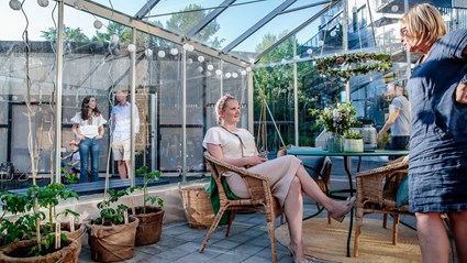 Växthuset i Solgränd blir ett extra vardagsrum, en förlängning av de boendes egna umgängesytor.