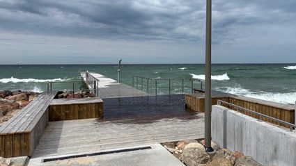 Den nya Kallisbryggan i Visby är bredare, högre och tillgänglig för alla badgäster.
