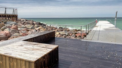 Det nya trädäcket ger plats för vila och utsikt över havet.