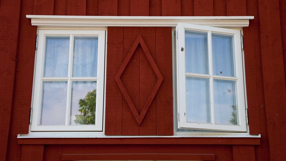 Mycket är slitet och i stort behov av renovering. Fasaderna är målade med den rätta faluröda kulören och alla vita partier målas med linoljefärg. Även rör och rännor har tidstrogen stil.