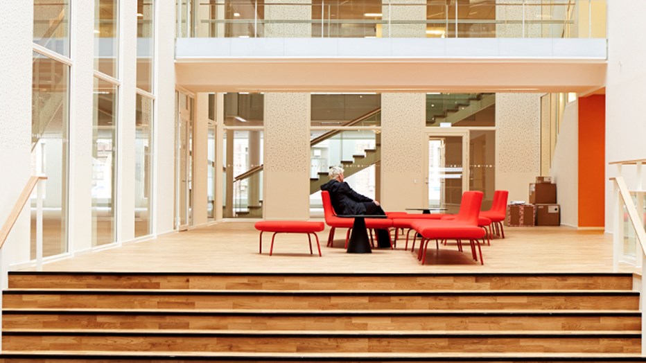 Gångstråk och broförbindelser skapar dynamik i huset Gångstråk och broförbindelser skapar dynamik i huset